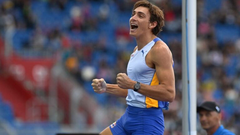 Armand Duplantis vuela alto y supera su mejor marca mundial en el salto con pértiga