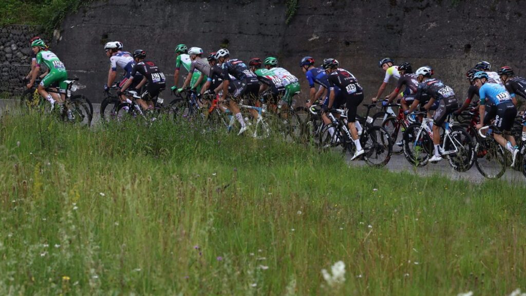 Expulsan a ciclistas del Giro de Italia Juvenil | AP