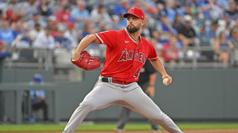 Sandoval lanza siete entradas y los Angels se imponen a los Royals