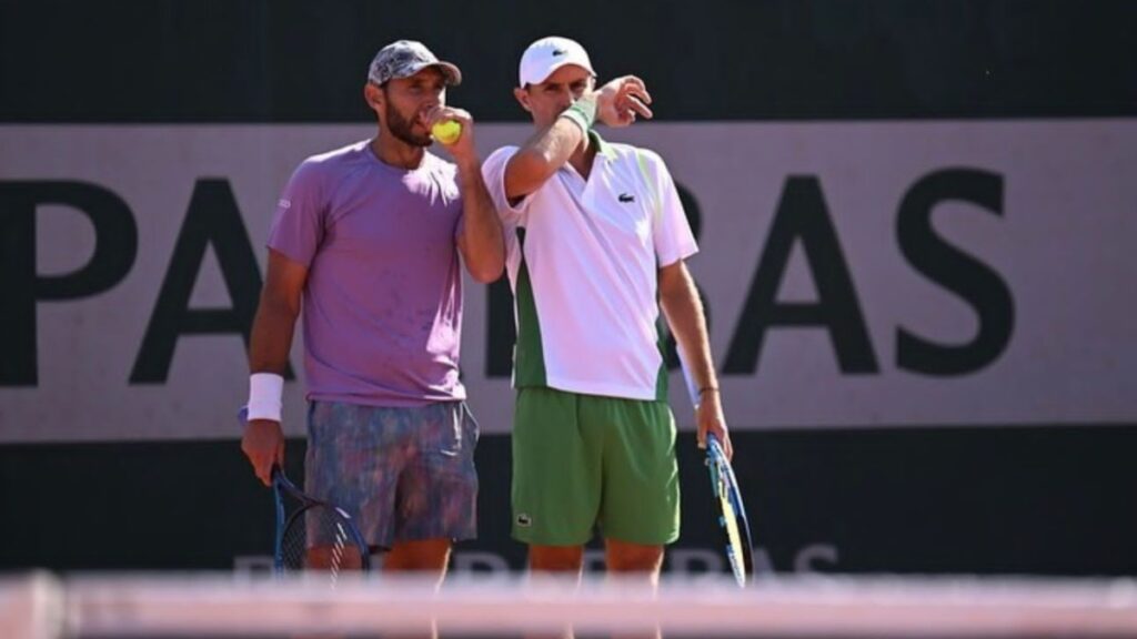 El tenista mexicano Santiago González avanzó a la ronda de octavos de final junto con su compañero Édouard Roger-Vasselin en los dobles de Roland Garros.