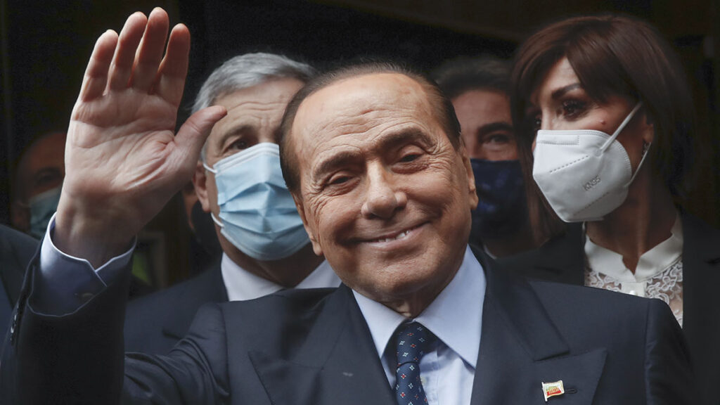 Berlusconi fue hospitalizado el viernes para que recibiera tratamiento por una leucemia crónica. AP
