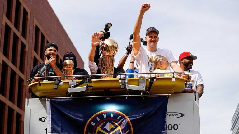 ¡Histórico! Los Nuggets celebran con sus aficionados en el desfile de campeones de la NBA
