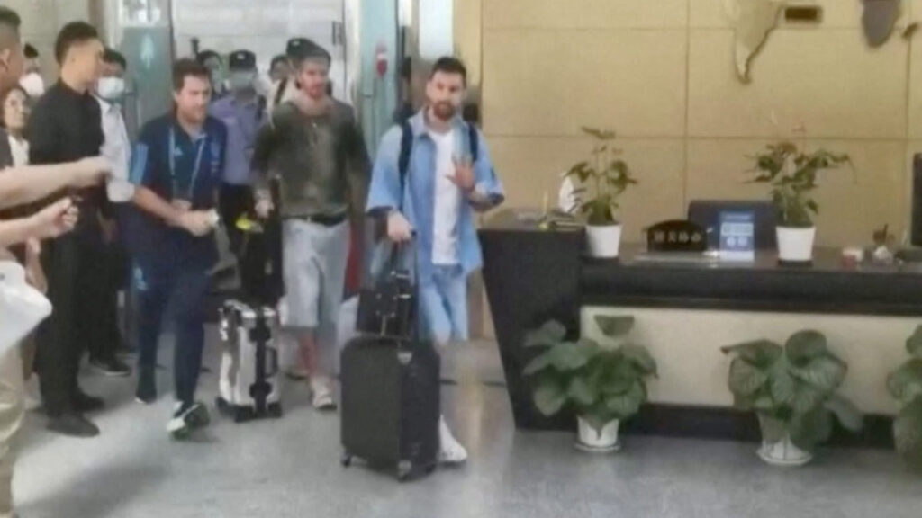 ¡Locura en China! Lionel Messi es detenido por migración | Reuters