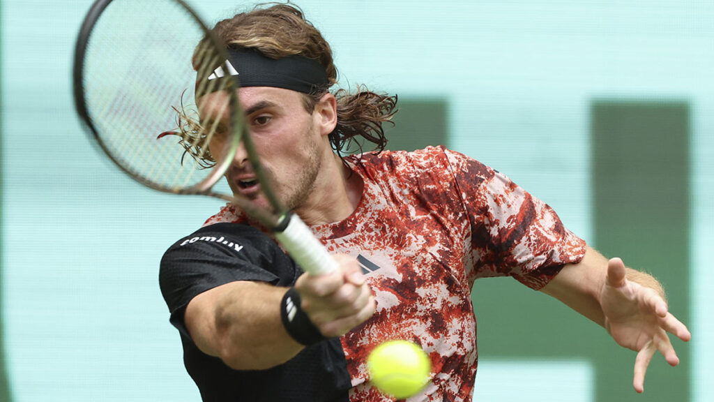 Stefanos Tsitsipas devuelve ante Gregoire Barrere. AP