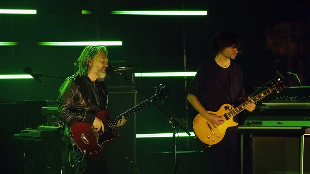 Thom Yorke y Jonny Greenwood durante el concierto de la banda en el Shrine Auditorium. AP