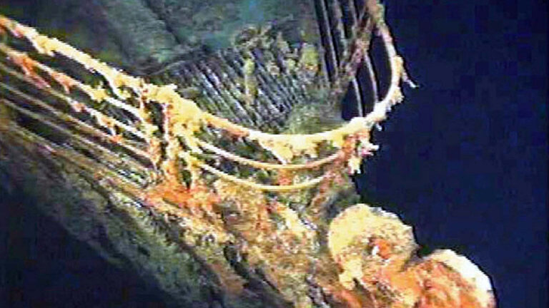 Desaparece submarino que daba tour a los restos del Titanic en el Océano Atlántico
