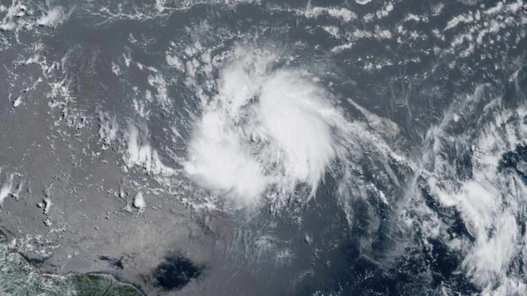 ¿Dónde se encuentra la tormenta tropical Bret y cuál será su trayectoria?