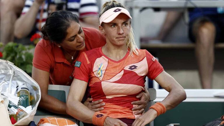Tensión máxima en Roland Garros: Lesia Tsurenko presenta taquicardia y se retira en octavos ante Iga Swiatek