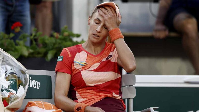 Tensión máxima en Roland Garros: Lesia Tsurenko presenta taquicardia y se retira en octavos ante Iga Swiatek