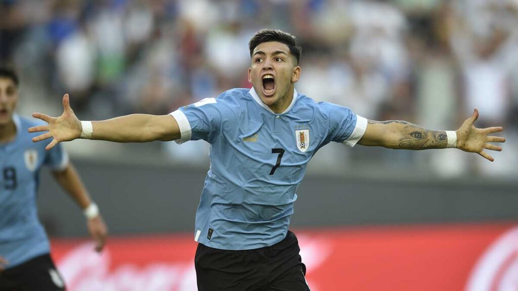 Anderson Duarte de Uruguay celebra tras anotar el gol del triunfo. AP