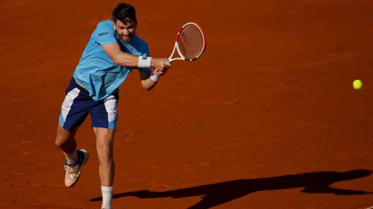 El peruano Juan Pablo Varillas sigue haciendo historia: a octavos en Roland Garros contra el abucheado Djokovic