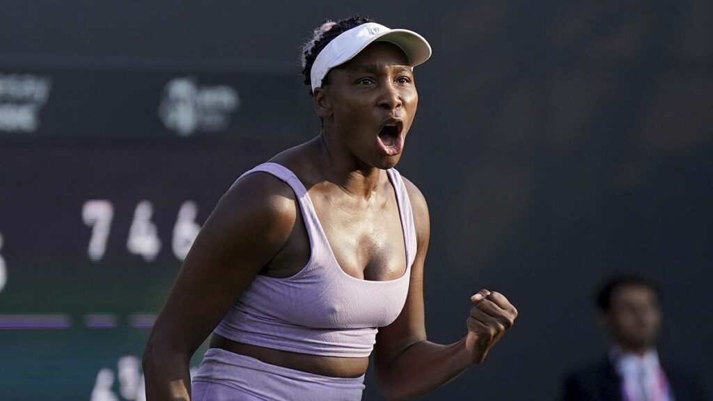 Venus Williams celebra tras vencer a Camila Giorgi. AP