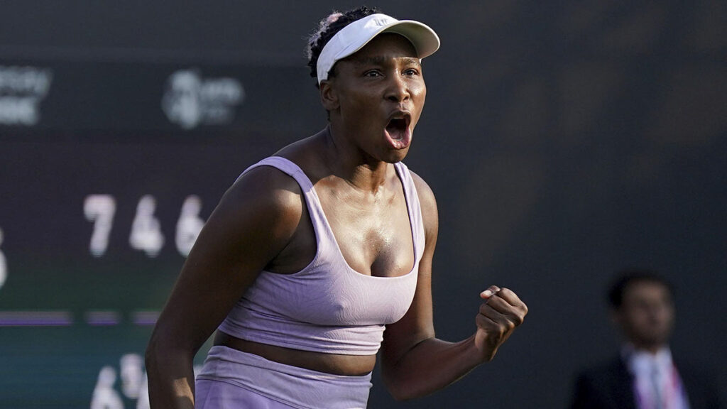 Venus Williams celebra tras vencer a Camila Giorgi. AP