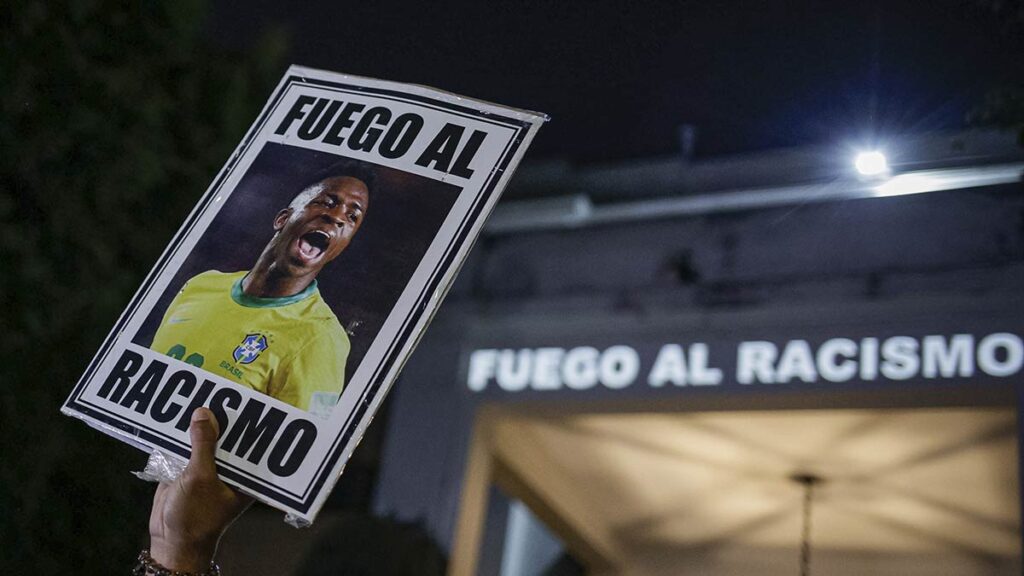 "Pelea contra el racismo", el mensaje de la afición a Vinicius. AP