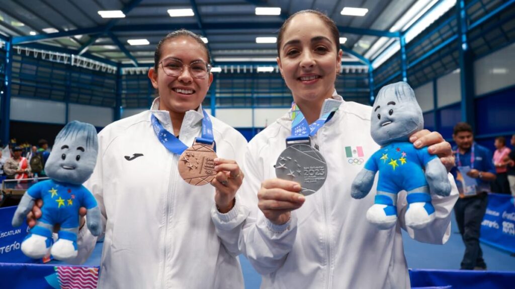 Yadira Silva y Clio Bárcenas con sus medallas de tenis de mesa individual