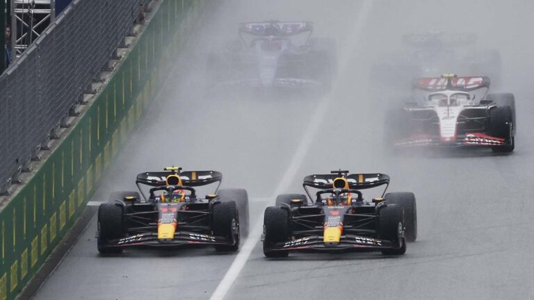 Max Verstappen se queda con la carrera sprint tras una cerrada pelea con Checo Pérez