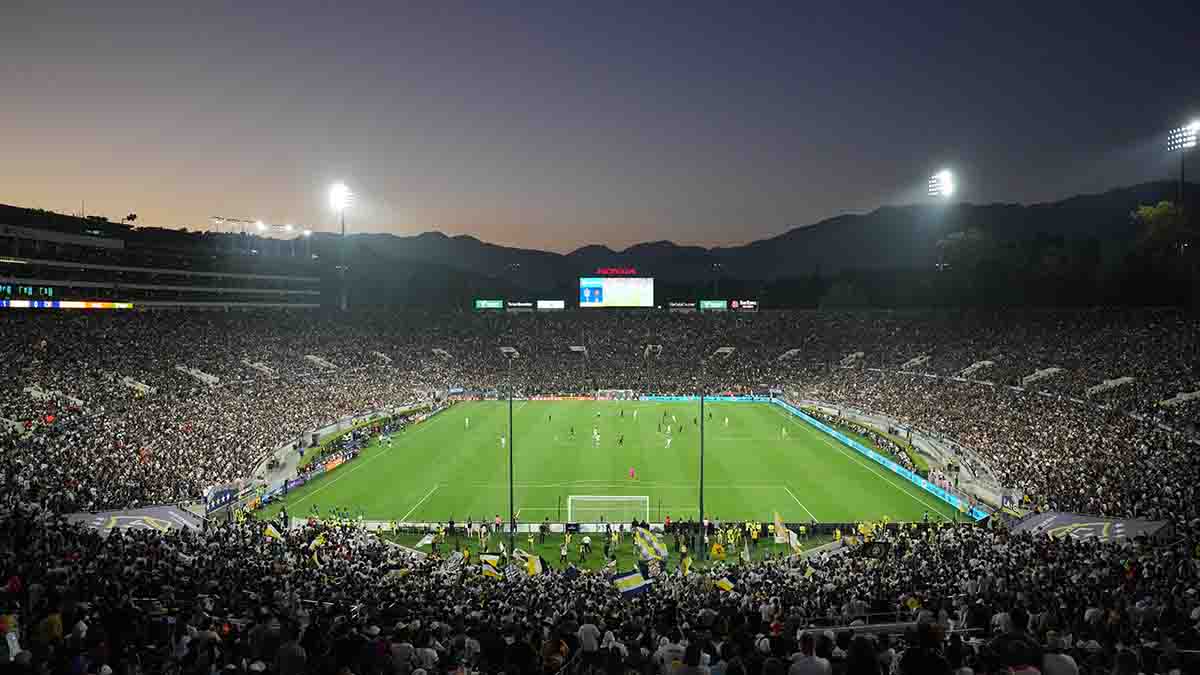 LA Galaxy y LAFC rompen el récord de asistencia de la MLS en partido disputado en el Rose Bowl