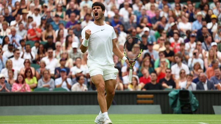 Carlos Alcaraz avanza a octavos y sigue con vida en un lluvioso Wimbledon