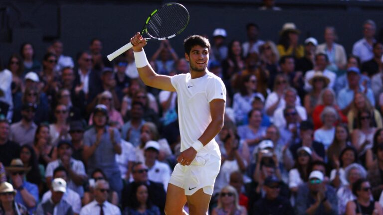 Carlos Alcaraz liquida a Holger Rune y alcanza su primera semifinal de Wimbledon