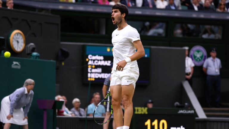 Carlos Alcaraz arrasa a Medvedev y se cita en su primera final de Wimbledon con Djokovic