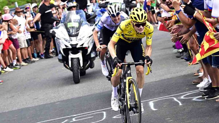 Carlos Rodríguez se cuela en la espectacular lucha entre Jonas Vingegaard y Tadej Pogacar en la Etapa 14 del Tour de France