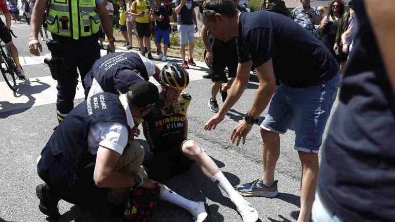 Aficionado intenta sacarse una selfie y provoca multitudinaria caída en el Tour de Francia