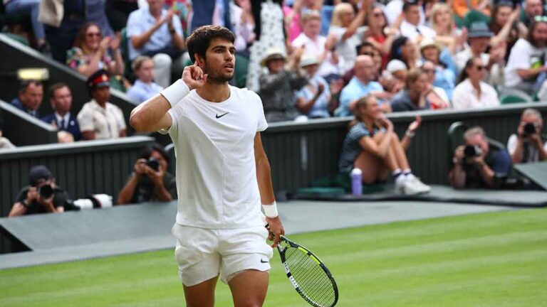 Carlos Alcaraz le pone freno a Novak Djokovic y gana su primer Wimbledon