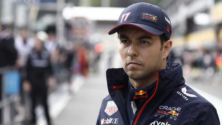 Checo Pérez explota contra Lewis Hamilton: “Arruinó nuestra carrera, dañó la parte derecha del auto”
