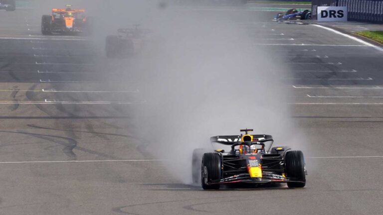 Max Verstappen se lleva la accidentada carrera sprint del GP de Bélgica; Checo abandona