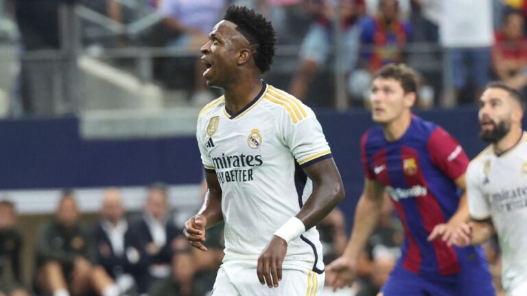 Vinicius, errático ante el Barcelona: ¿Le pesará el dorsal 7 en el Real Madrid?