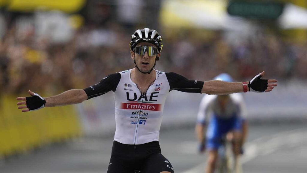 Adam Yates celebra tras ganar la primera etapa del Tour de Francia. AP
