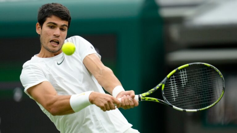 Carlos Alcaraz barre a Jeremy Chardy ante la mirada de la Princesa de Gales y Roger Federer