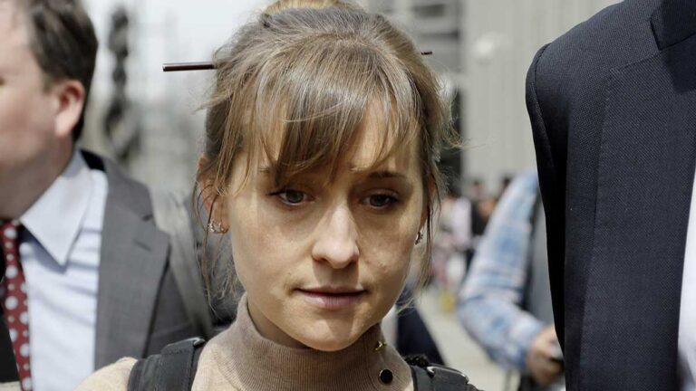 Allison Mack, actriz de ‘Smallville’, sale de prisión antes de cumplir su condena por caso en contra del culto NXIVM