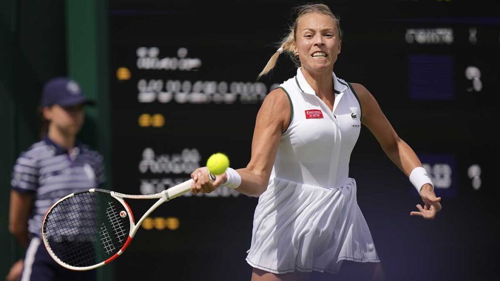 Anett Kontaveit, de Estonia, hace una devolución en contra de Marie Bouzkova. AP