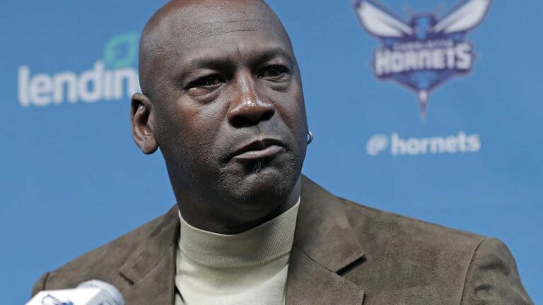 La Junta de dueños de la NBA aprueba la venta de los Charlotte Hornets y le da el adiós a Michael Jordan