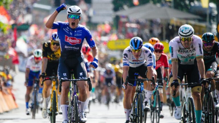 Philipsen gana el primer sprint del Tour de France; Yates sigue como líder