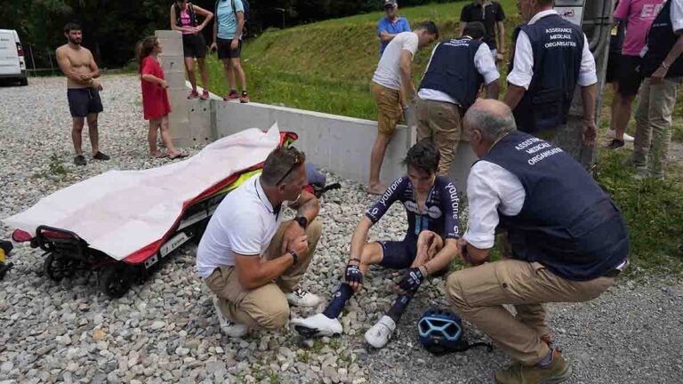 El terrible accidente multitudinario del Tour de Francia: Antonio Pedrero fue llevado en ambulancia