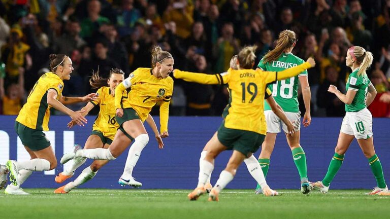 Australia, sin su estrella Sam Kerr, sufre para vencer a Irlanda en su debut en la Copa del Mundo femenil