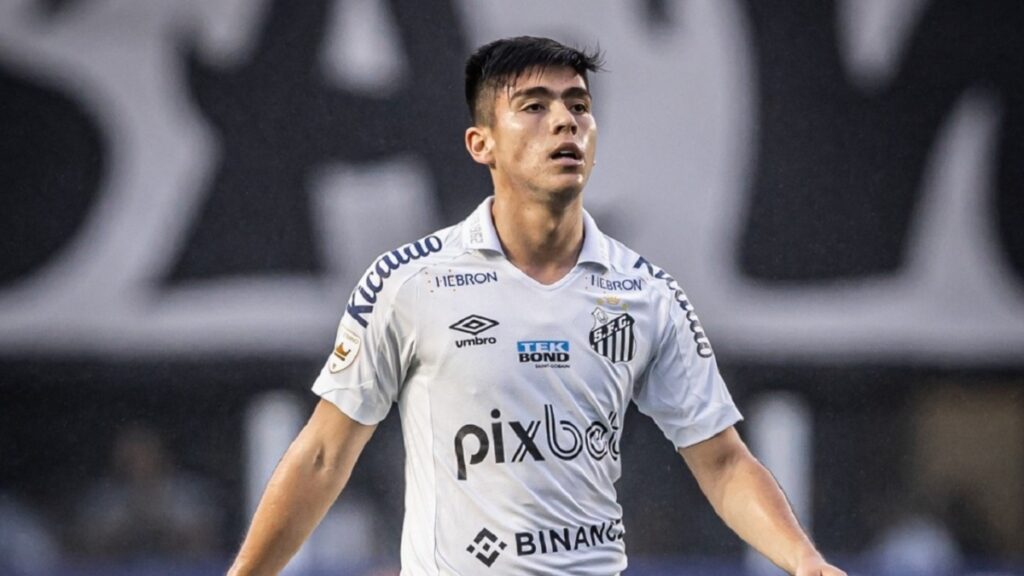 Daniel Ruiz jugando con Santos.