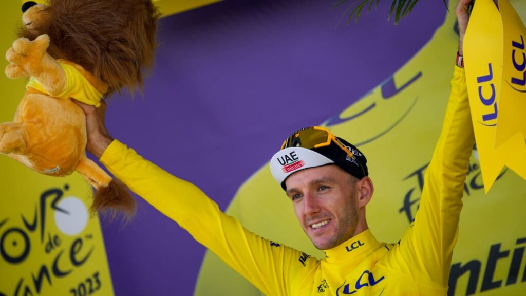 Adam Yates con la camiseta amarilla.