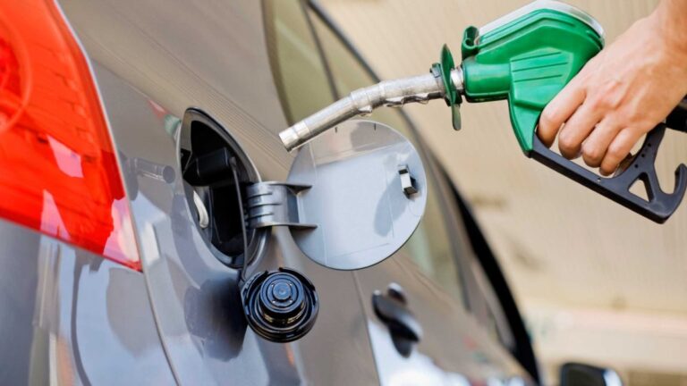 Gasolina más cara en agosto: Prepárese para el aumento de $600 por galón en Colombia