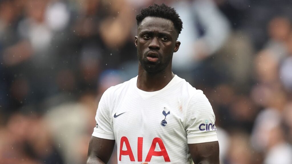 Dávinson Sánchez jugando con el Tottenham.