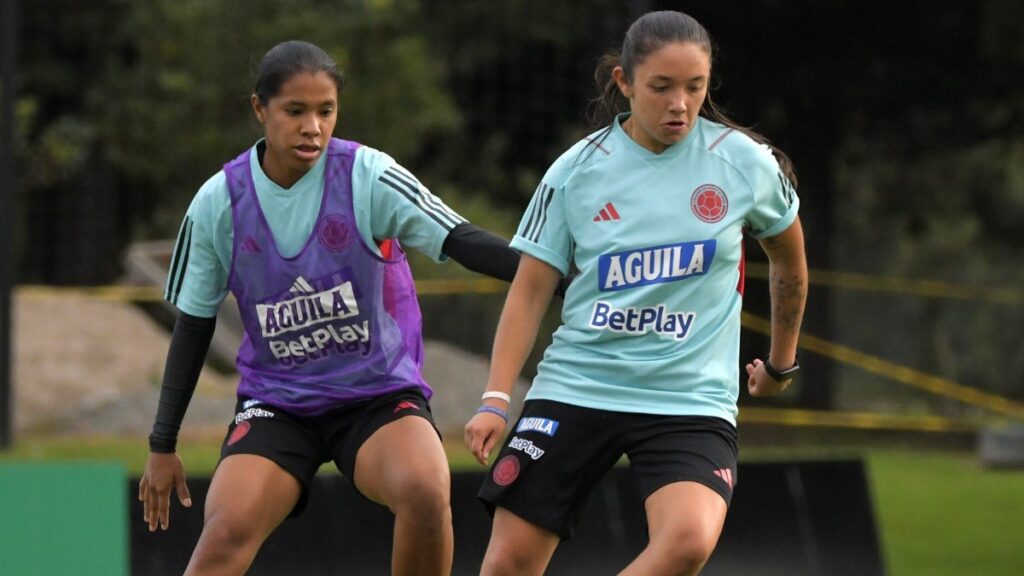 María Camila Reyes entrenando en la sede de la FCF.