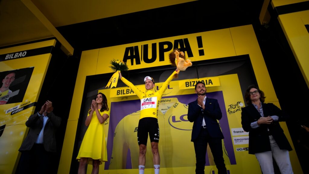 Adam Yates celebrando la primera etapa.