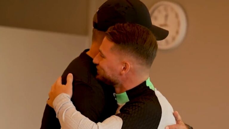 Abrazo y sonrisa de Klopp a Mac Allister en su primer día como jugador del Liverpool