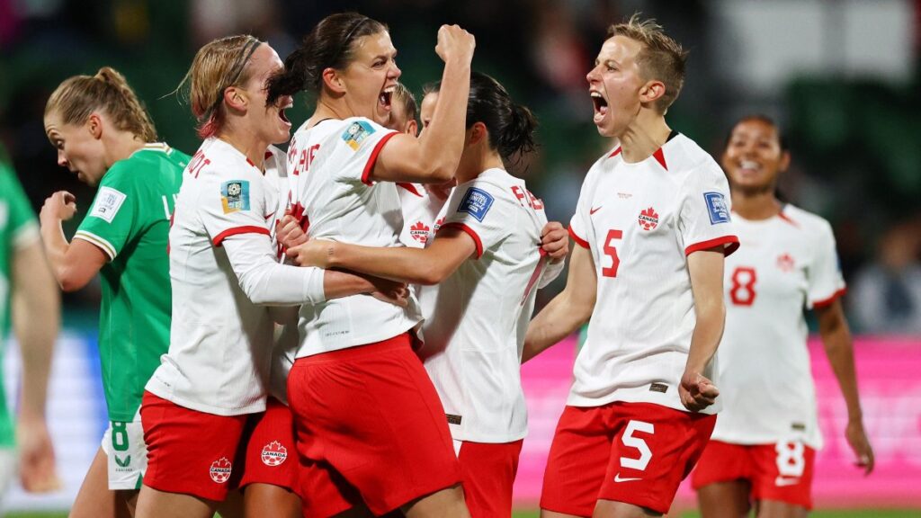 Jugadoras de Canadá celebran un gol. - Reuters.