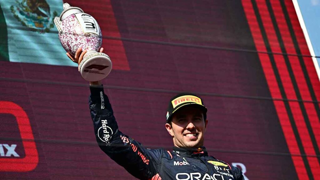 Sergio Pérez celebra el tercer lugar en el GP de Hungría. Reuters