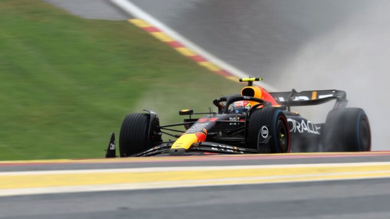 Checo Pérez saldrá segundo en el GP de Bélgica: pole para Leclerc y Verstappen castigado hasta el sexto lugar