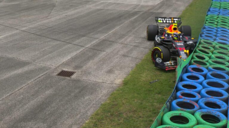 Checo Pérez choca en los primeros instantes de la Práctica Libre 1; Russell se lleva el primer sitio