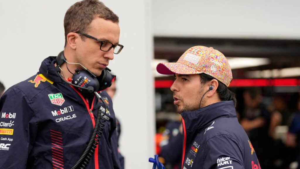 Sergio 'Checo' Pérez se queda a entrenar en la fábrica de Red Bull pese al receso de esta semana en la Fórmula 1.